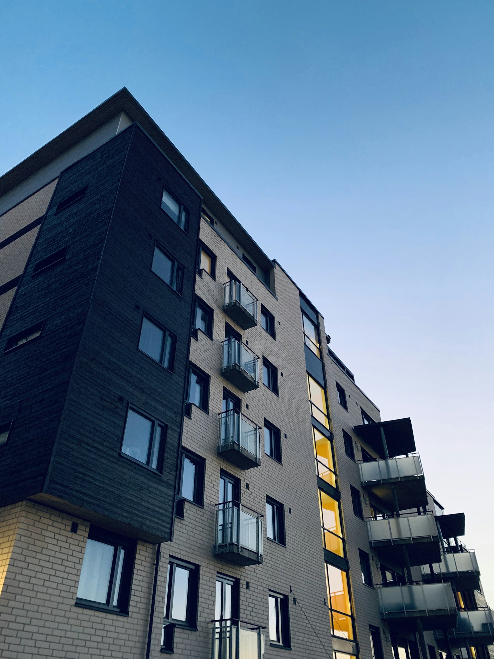 Edifício residencial moderno de múltiplos andares em São Paulo, exemplo de obra de pintura predial